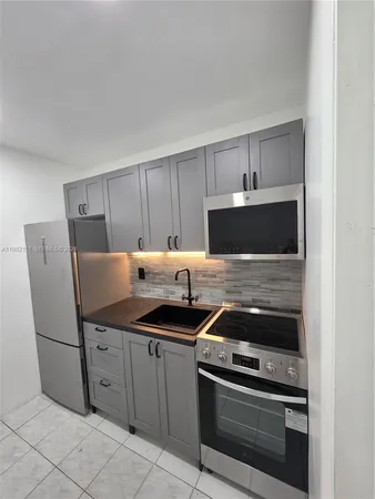 $1,500 | 411 Southeast 3rd Avenue, Unit 3, Hallandale Beach, FL 33009