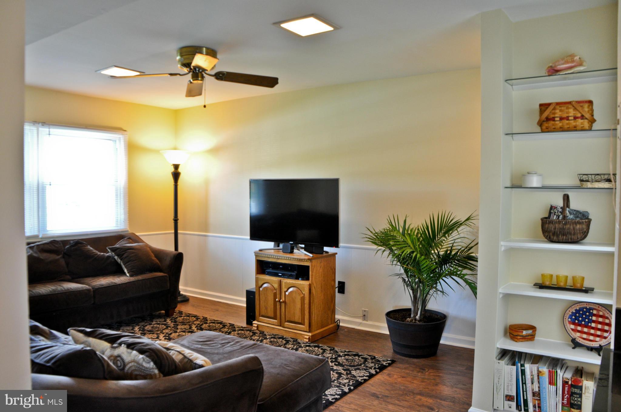 1305 Lee Road Sterling, VA 20164 - Photo 11 of 30 Family Room