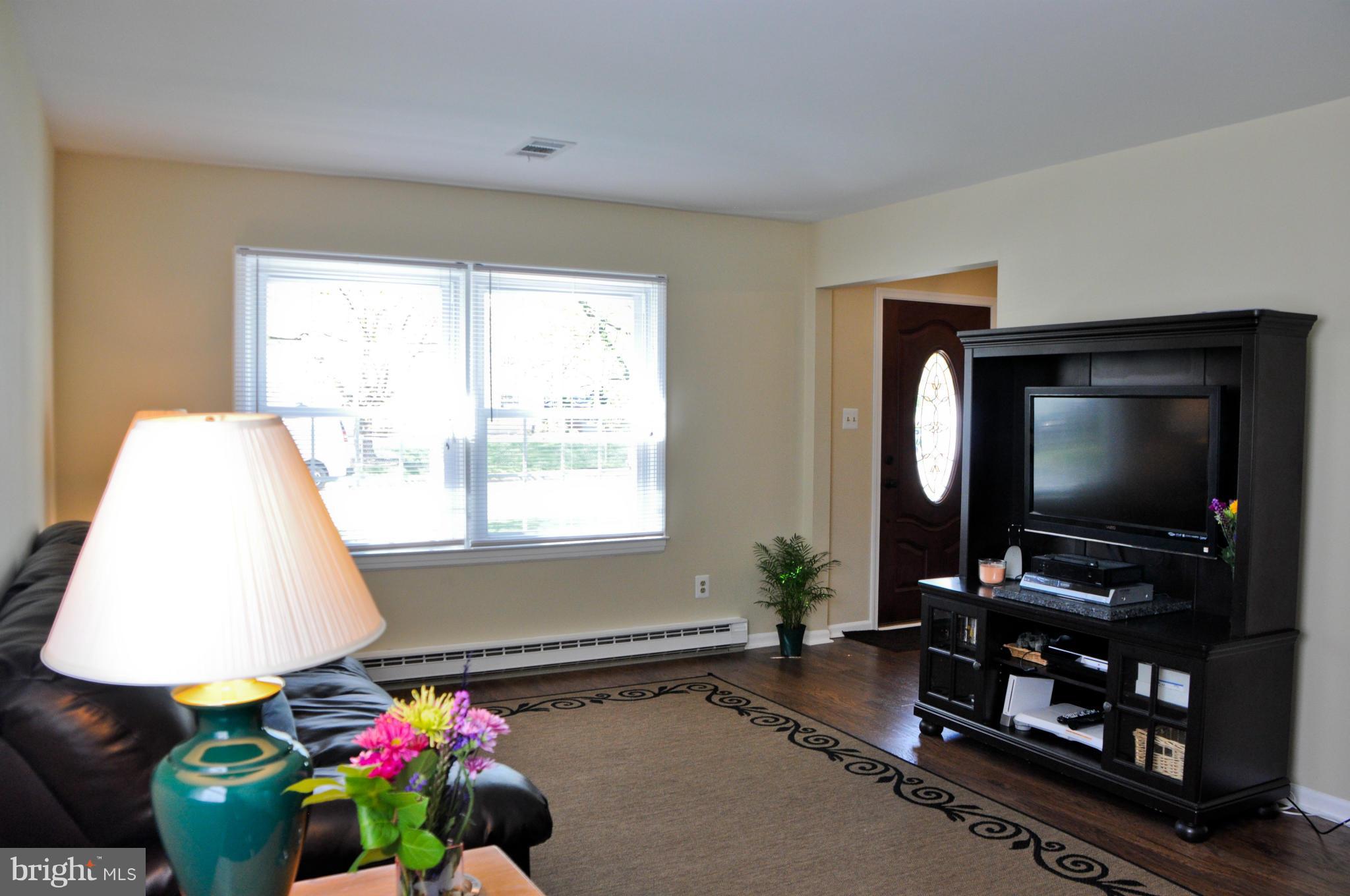 1305 Lee Road Sterling, VA 20164 - Photo 4 of 30 Living Room