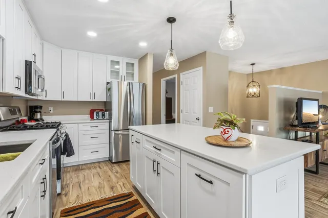 $290,000 | 1684 Covington Lane, Eagan, MN 55122