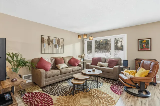 $290,000 | 1684 Covington Lane, Eagan, MN 55122