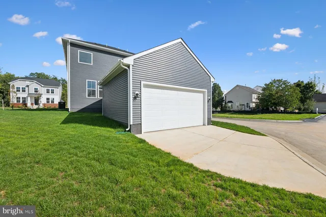 a view of a yard in front of a house