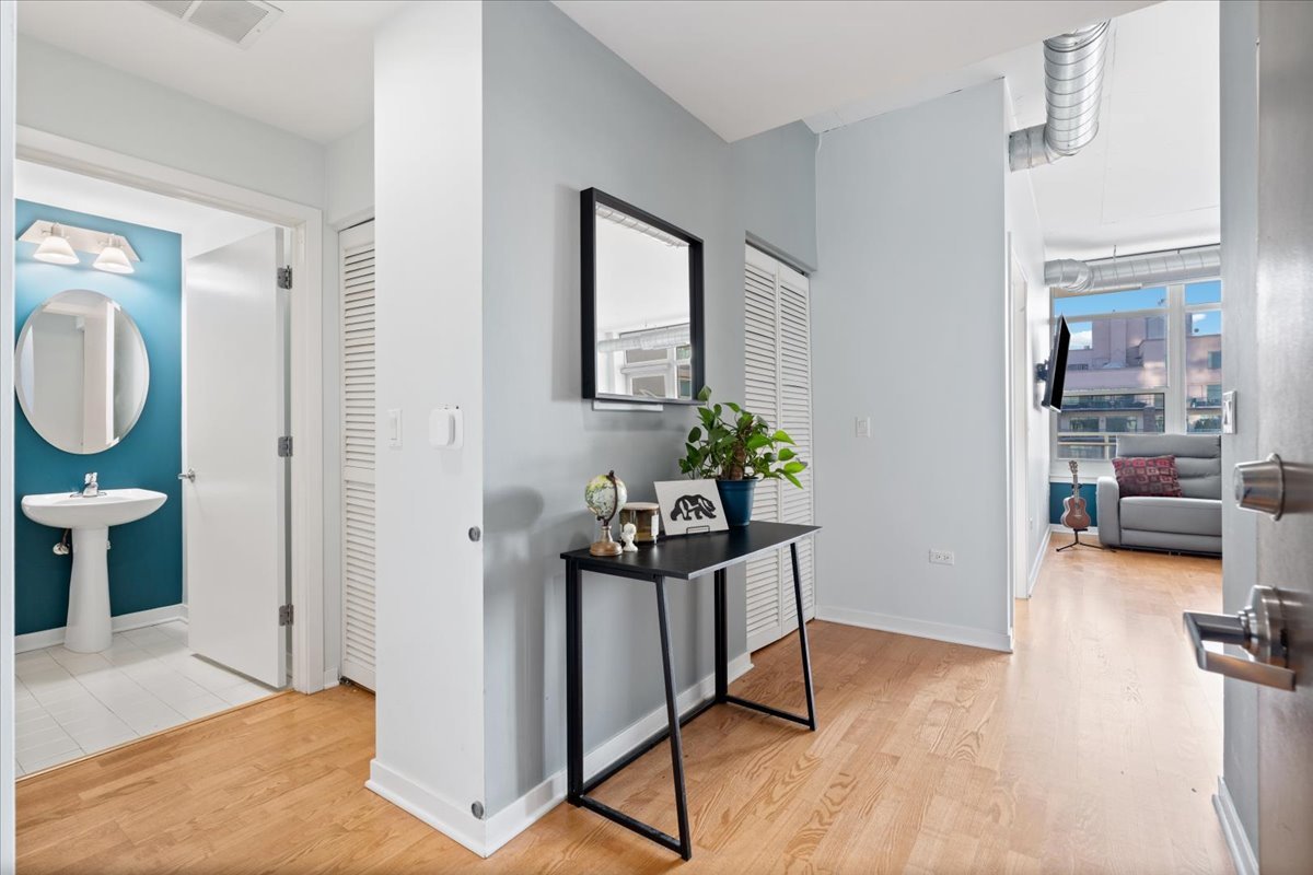 909 West Washington Boulevard, Unit 804 Chicago, IL 60607 - Photo 2 of 19