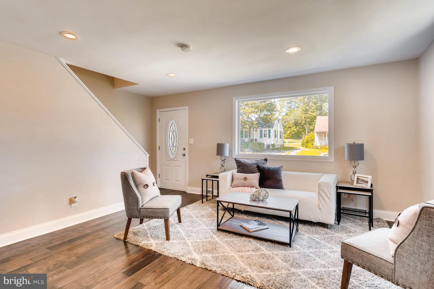 21 Village Road Baltimore, MD 21208 - Photo 2 of 28 Living Room