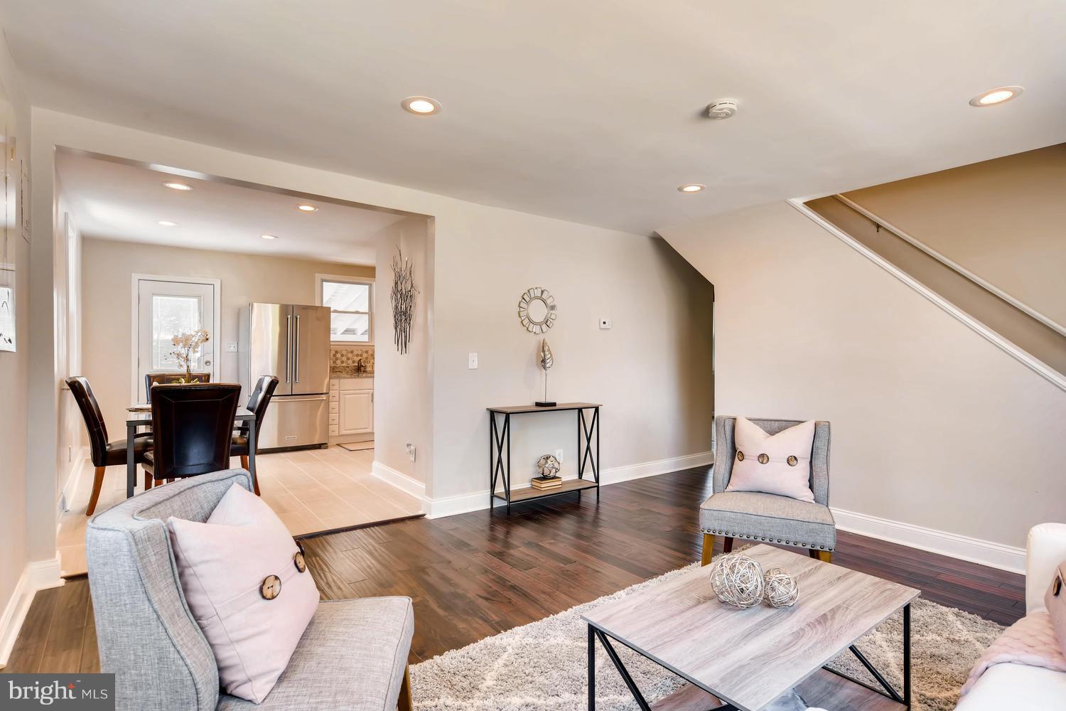21 Village Road Baltimore, MD 21208 - Photo 6 of 28 Living Room