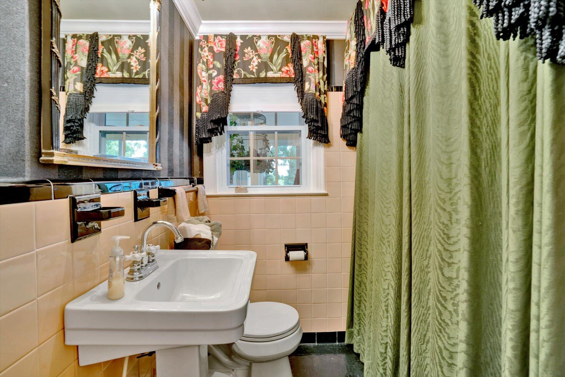 2311 Mt Vernon Road Southwest Roanoke, VA 24015 - Photo 20 of 52 1st Floor full Bath