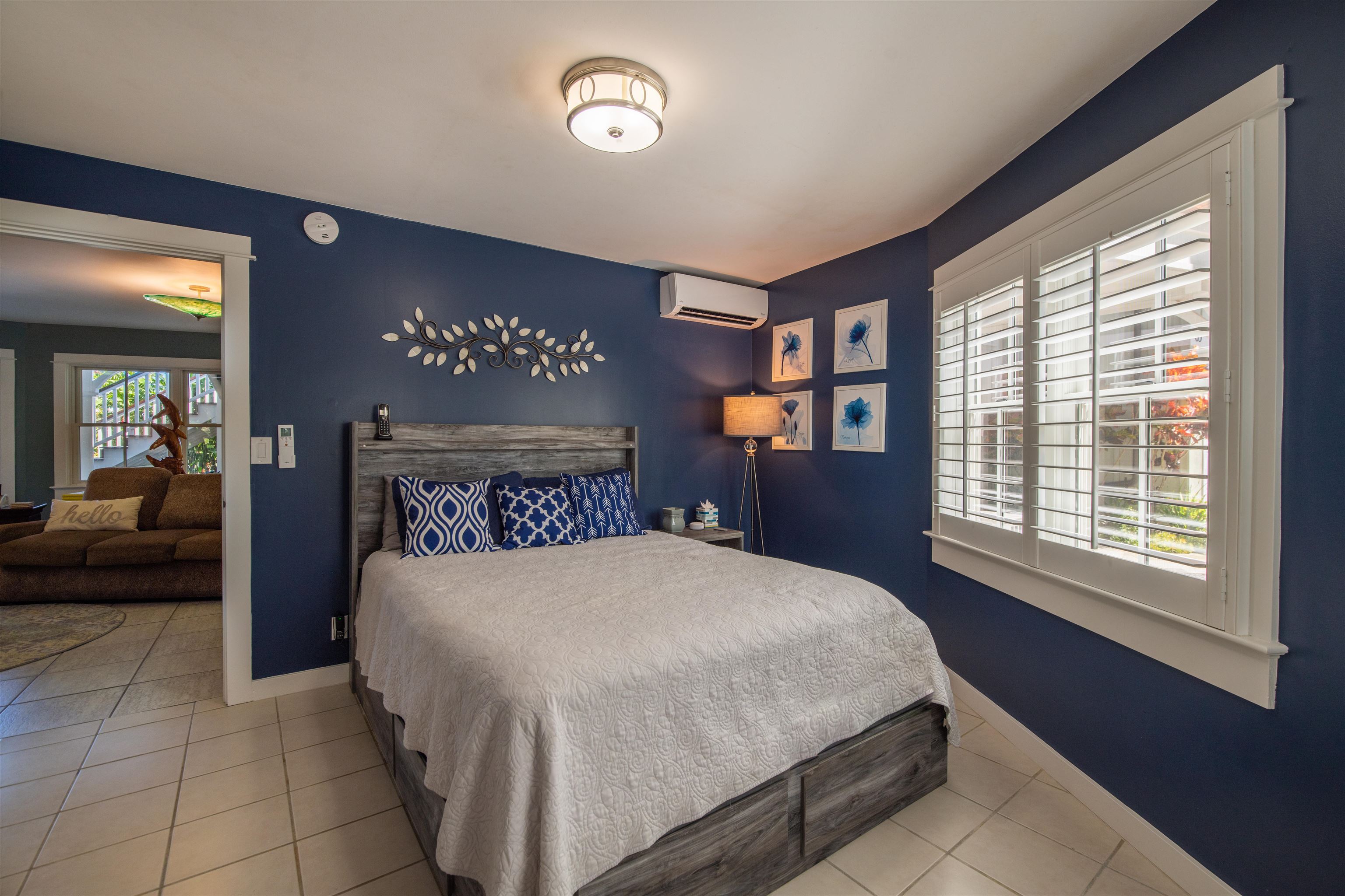 65 North Holokai Road Haiku, HI 96708 - Photo 36 of 50 a bedroom with a large bed and a large window
