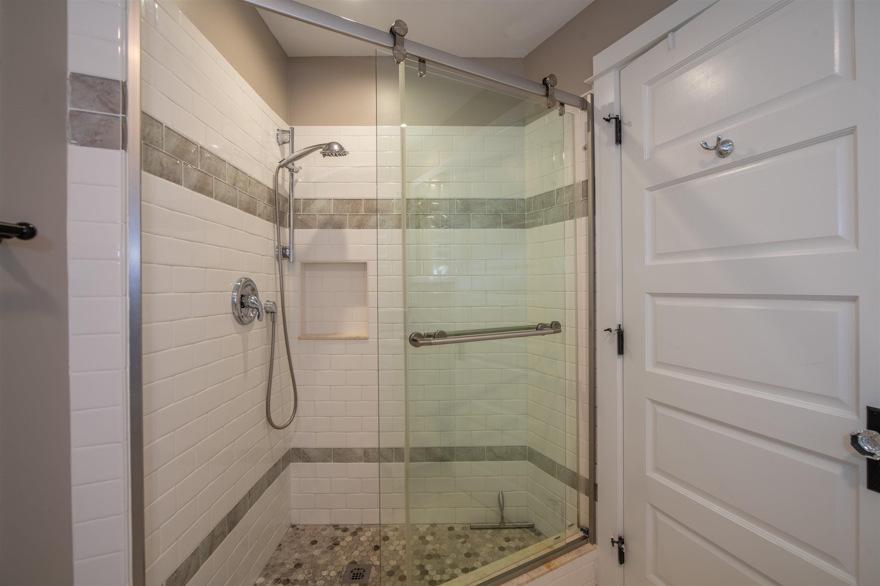 65 North Holokai Road Haiku, HI 96708 - Photo 39 of 50 a bathroom with a glass shower door