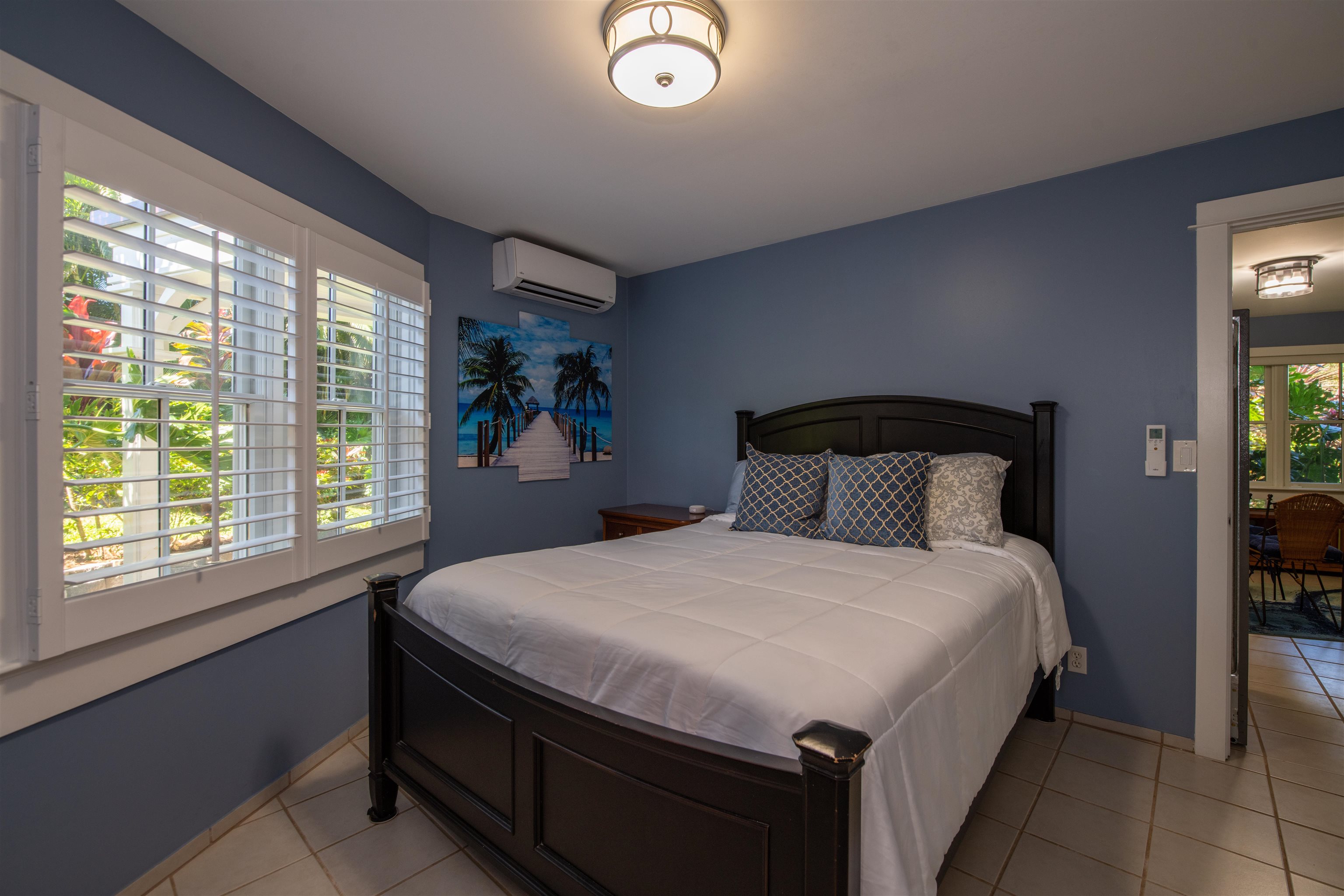 65 North Holokai Road Haiku, HI 96708 - Photo 43 of 50 a bedroom with a bed and a large window