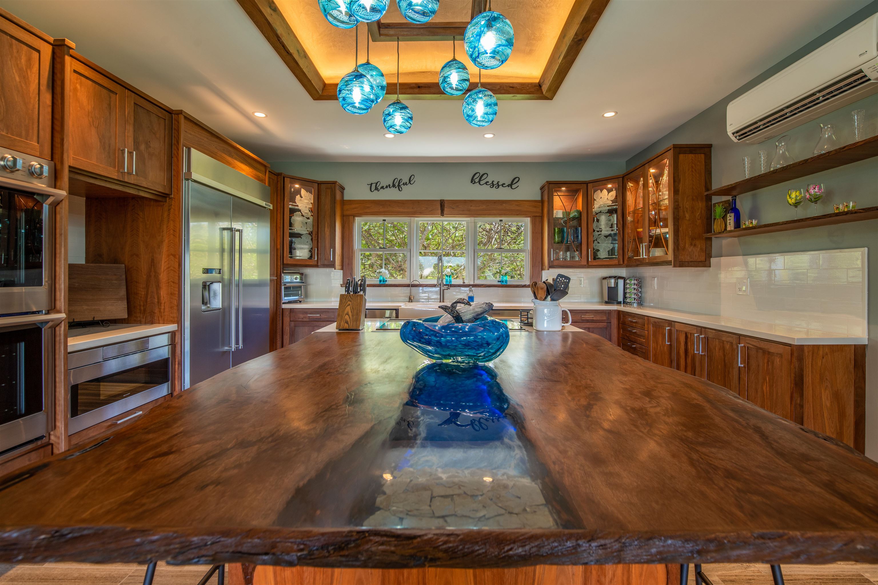 65 North Holokai Road Haiku, HI 96708 - Photo 10 of 50 a large living room with stainless steel appliances granite countertop lots of counter top space