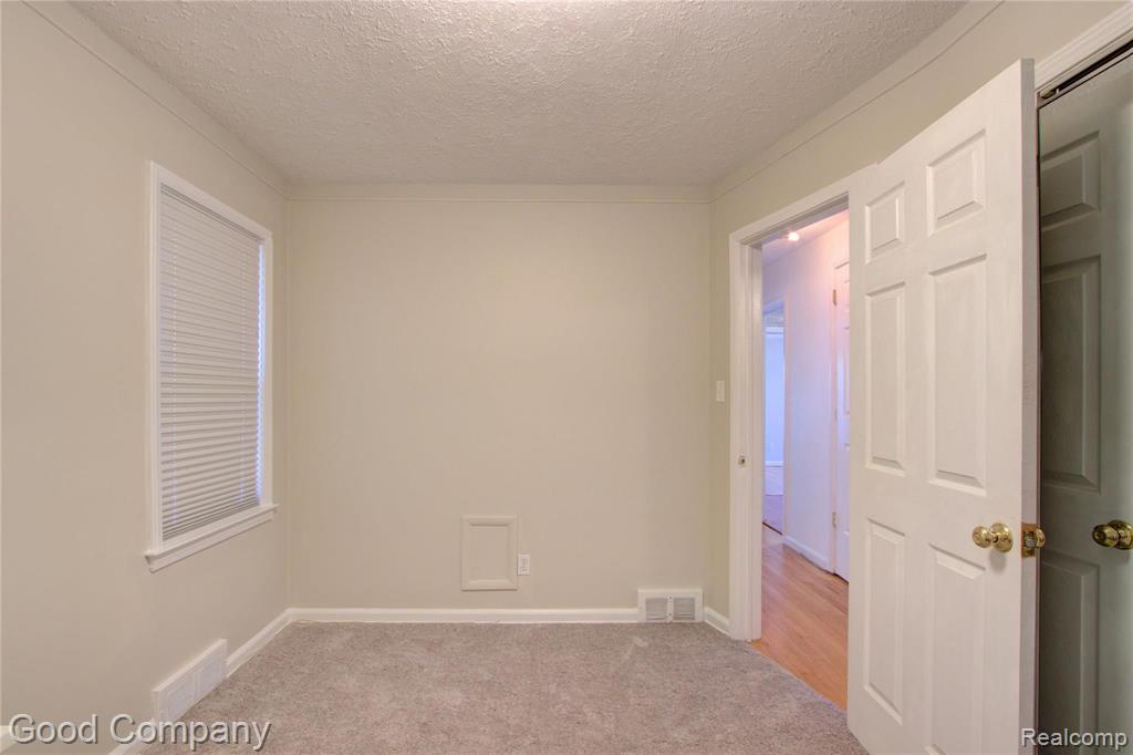 851 Cambridge Road Berkley, MI 48072 - Photo 18 of 39