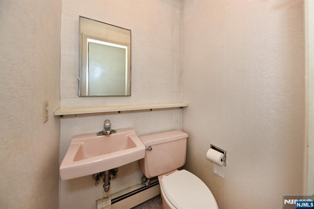 9 Lyncrest Drive Paramus, NJ 07652 - Photo 33 of 49