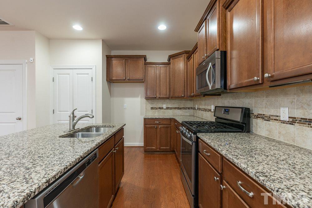 2470 Pecan Ridge Way Apex, NC 27502 - Photo 8 of 30 Kitchen