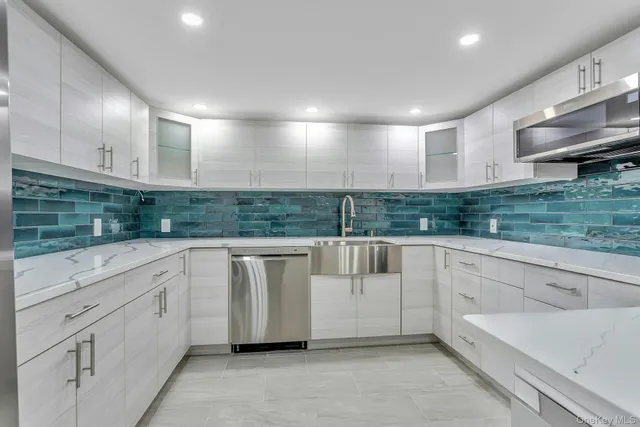 $2,050,000 | 21 Buttonwood Drive, Dix Hills, NY 11746