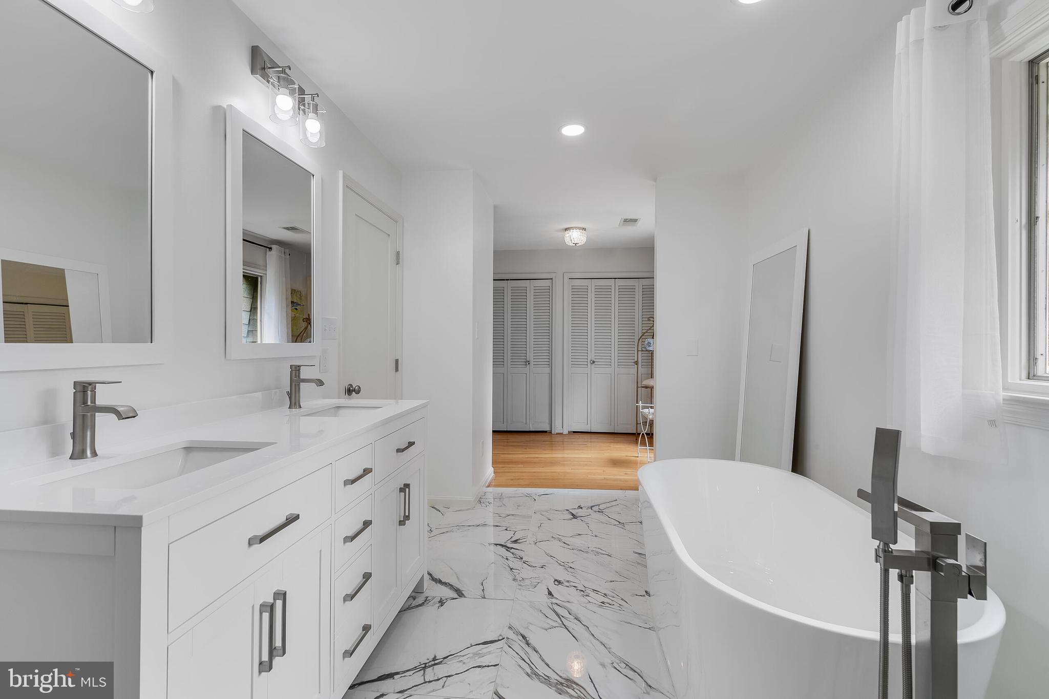 4054 North 41st Street McLean, VA 22101 - Photo 31 of 45 Luxurious owner's suite bath