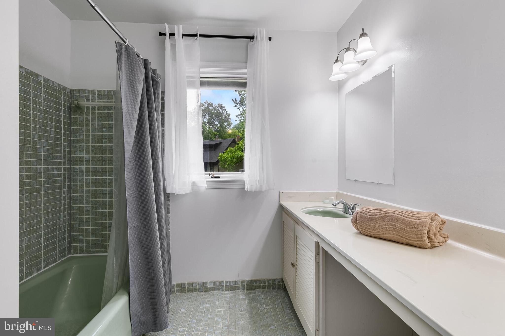 4054 North 41st Street McLean, VA 22101 - Photo 33 of 45 Upper level bath