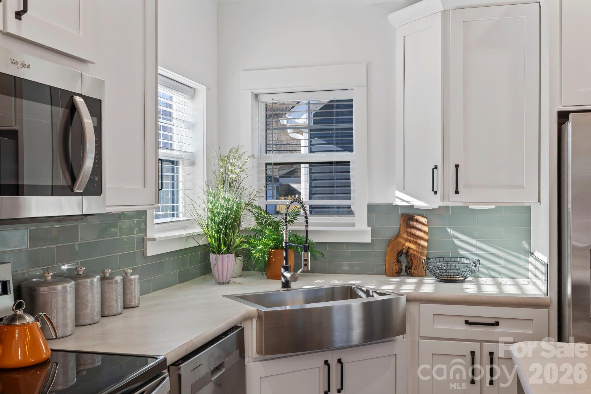 205 Southern Charm Road Arden, NC 28704 - Photo 10 of 34 a kitchen with a table chairs and microwave