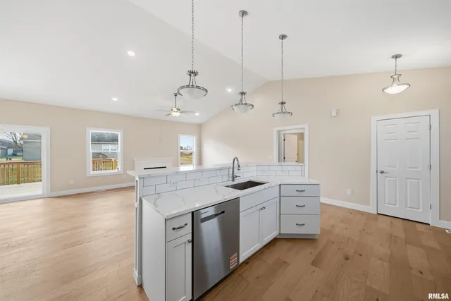 $425,000 | 1304 West Hillcrest Drive, Chillicothe, IL 61523