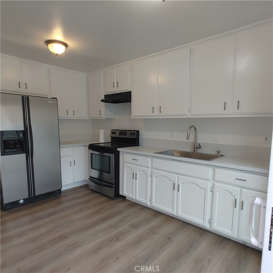 1860 South Vía Bandera Whittier, CA 90601 - Photo 13 of 39 kitchen