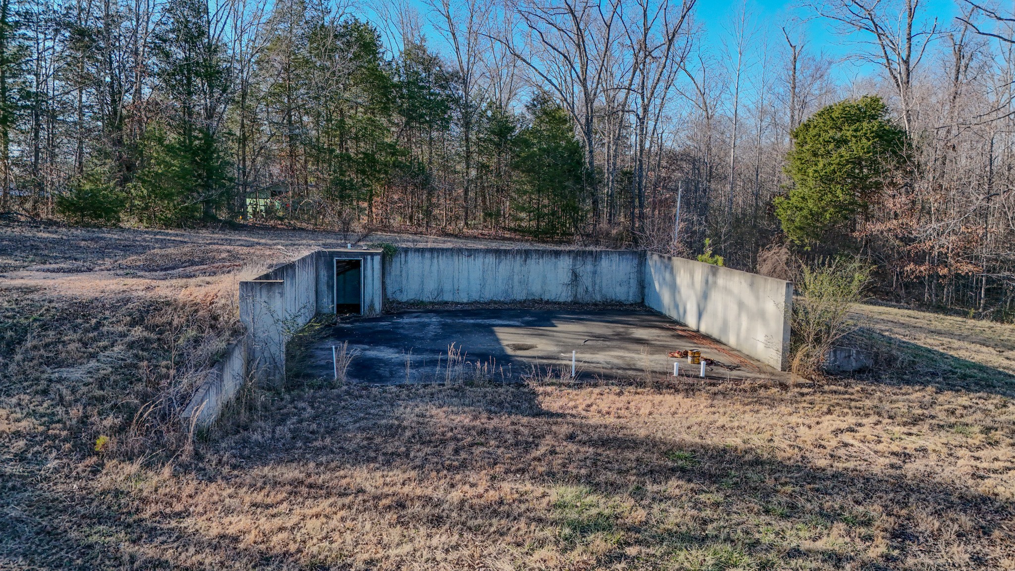 0 Hwy 100 West Decaturville Tn 38329 Decaturville, TN 38329 - Photo 15 of 23 a view of a backyard with potted plants and large trees