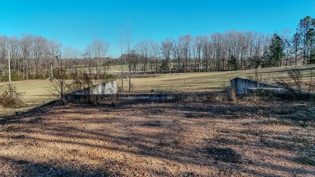 a view of a yard with a house