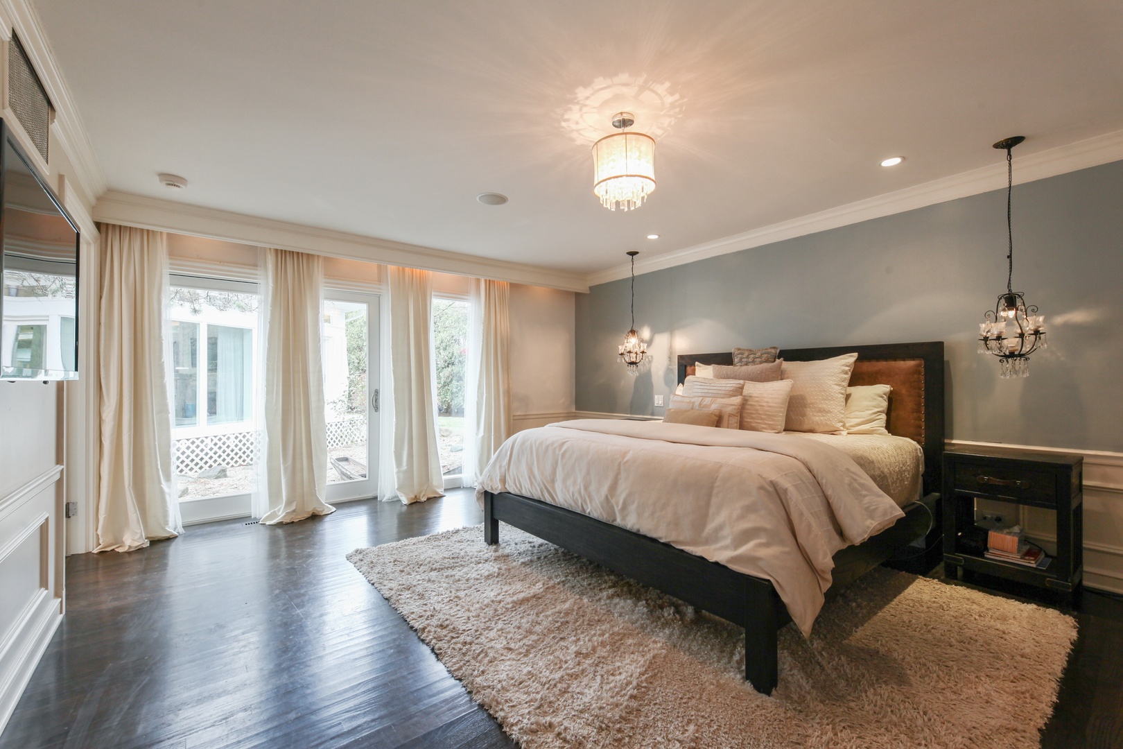 13 Meadowview Road Northfield, IL 60093 - Photo 12 of 23 a spacious bedroom with a bed and wooden floor