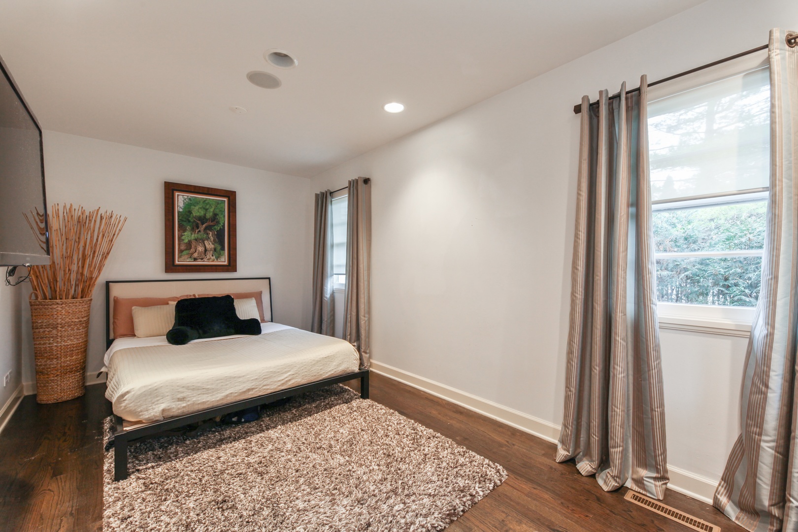 13 Meadowview Road Northfield, IL 60093 - Photo 17 of 23 a bedroom with a bed and glass window