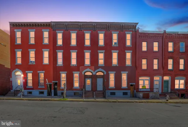 a building view that has a lot of windows