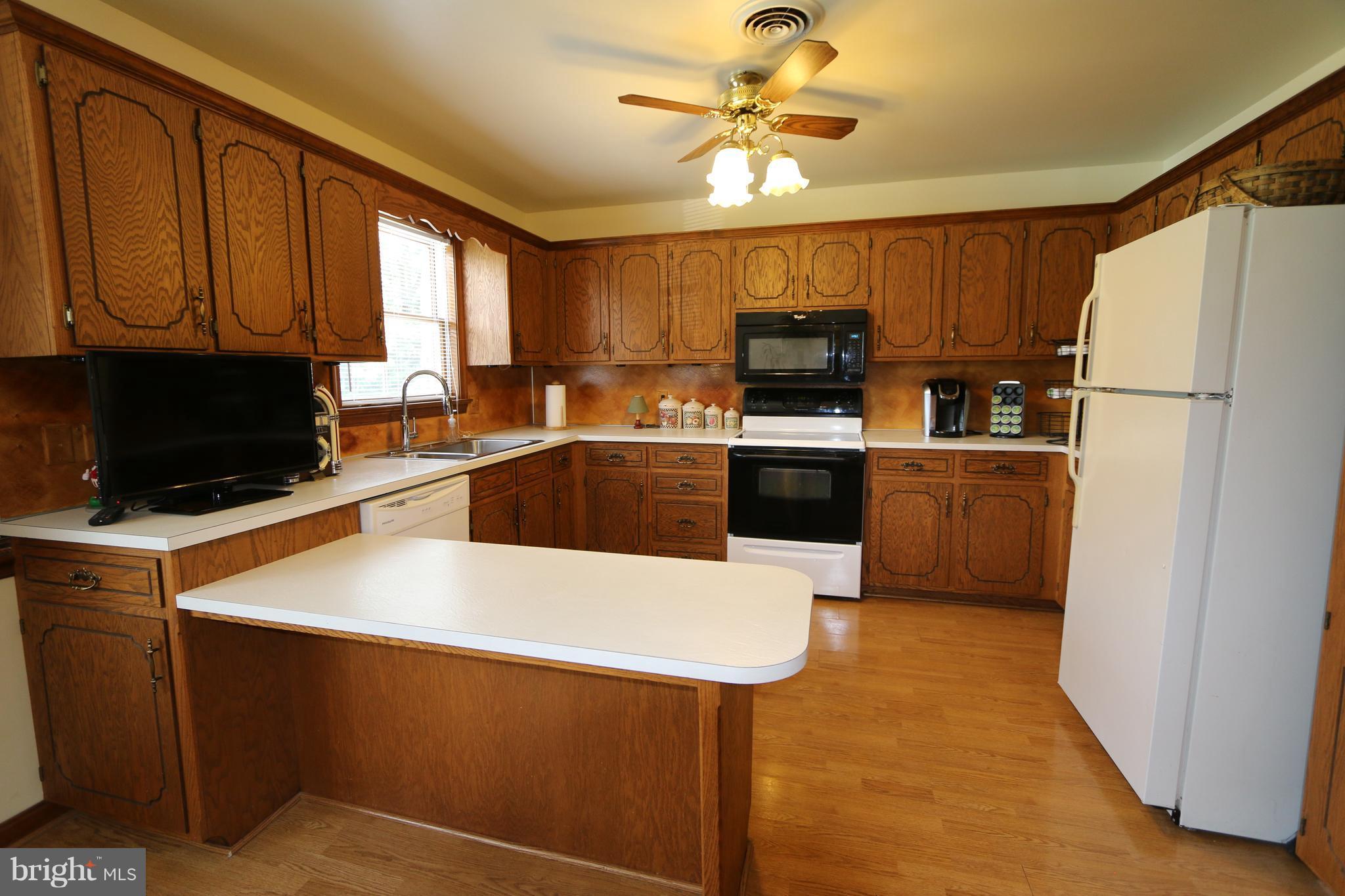 16611 Edward Doub Road Williamsport, MD 21795 - Photo 3 of 27 Kitchen