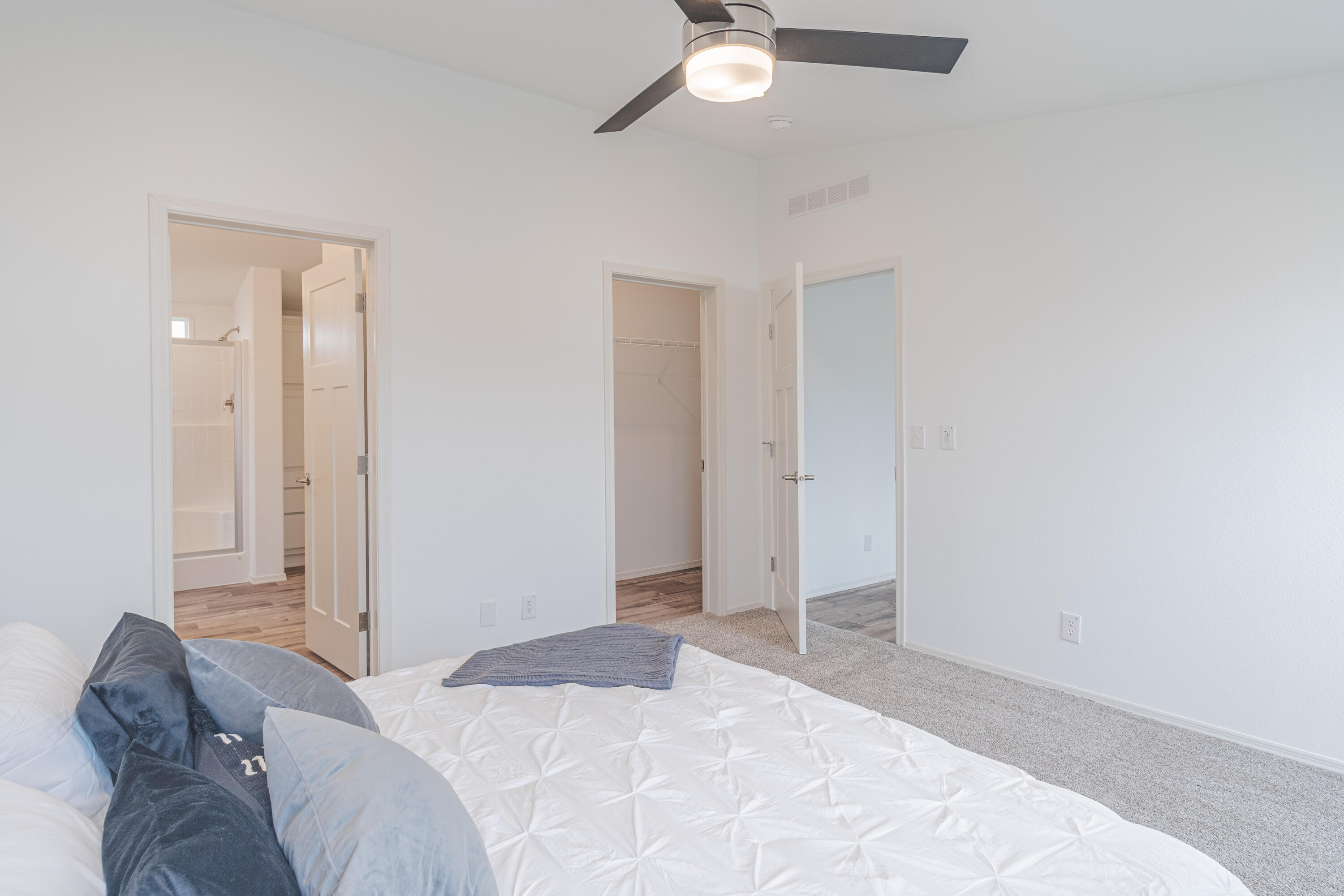 300 Luman Road, Unit 163 Phoenix, OR 97535 - Photo 12 of 34 163 Primary bed bath closet