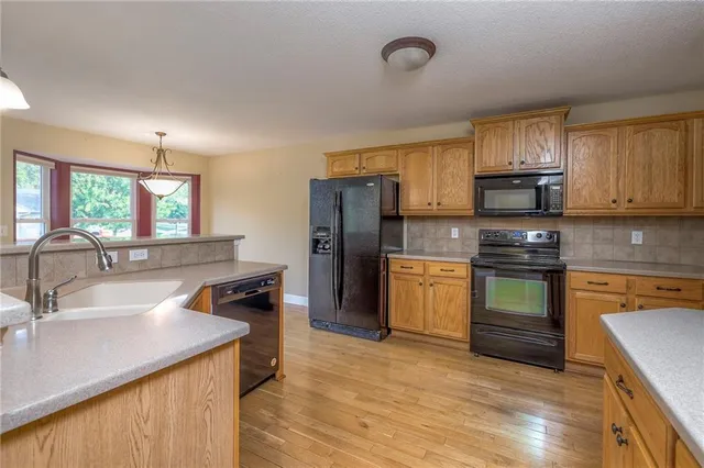 $389,900 | 2800 South Woodbury Drive, Independence, MO 64055