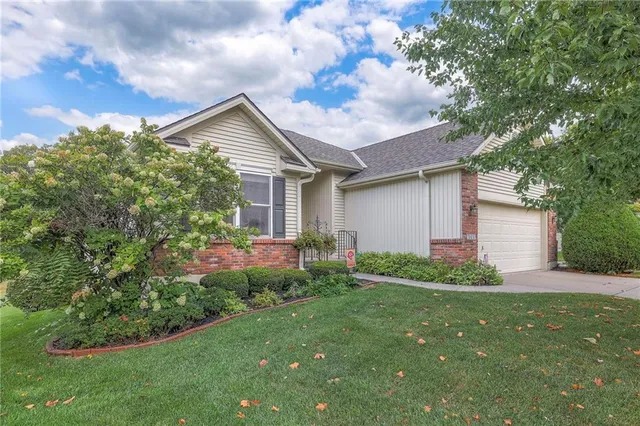$389,900 | 2800 South Woodbury Drive, Independence, MO 64055