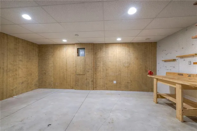 $389,900 | 2800 South Woodbury Drive, Independence, MO 64055