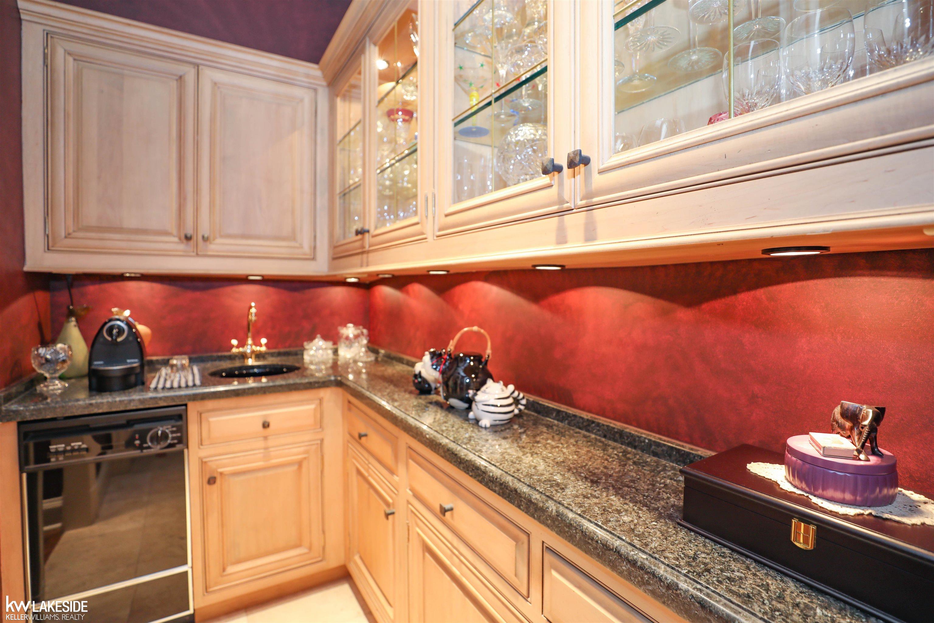 2000 Touraine Drive Rochester, MI 48306 - Photo 15 of 74 50129645-F33ECC03-41AB-4950-AB97-6FEC6AF6CDDF.JPG