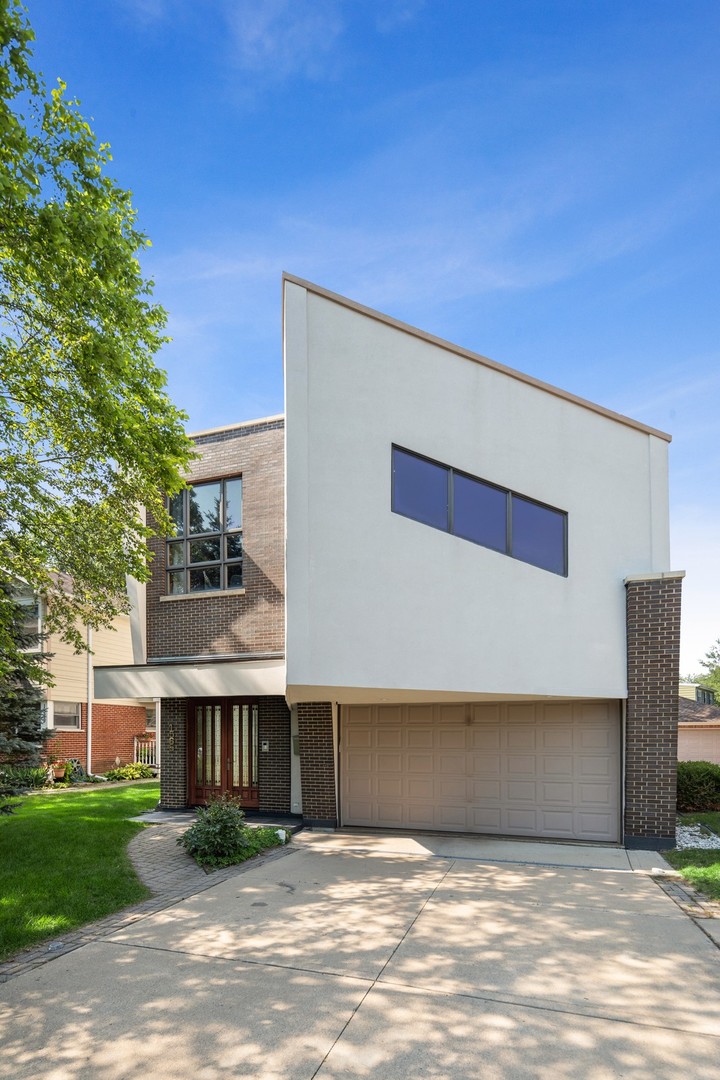 1565 Harding Road Northfield, IL 60093 - Photo 1 of 35 a view of outdoor space