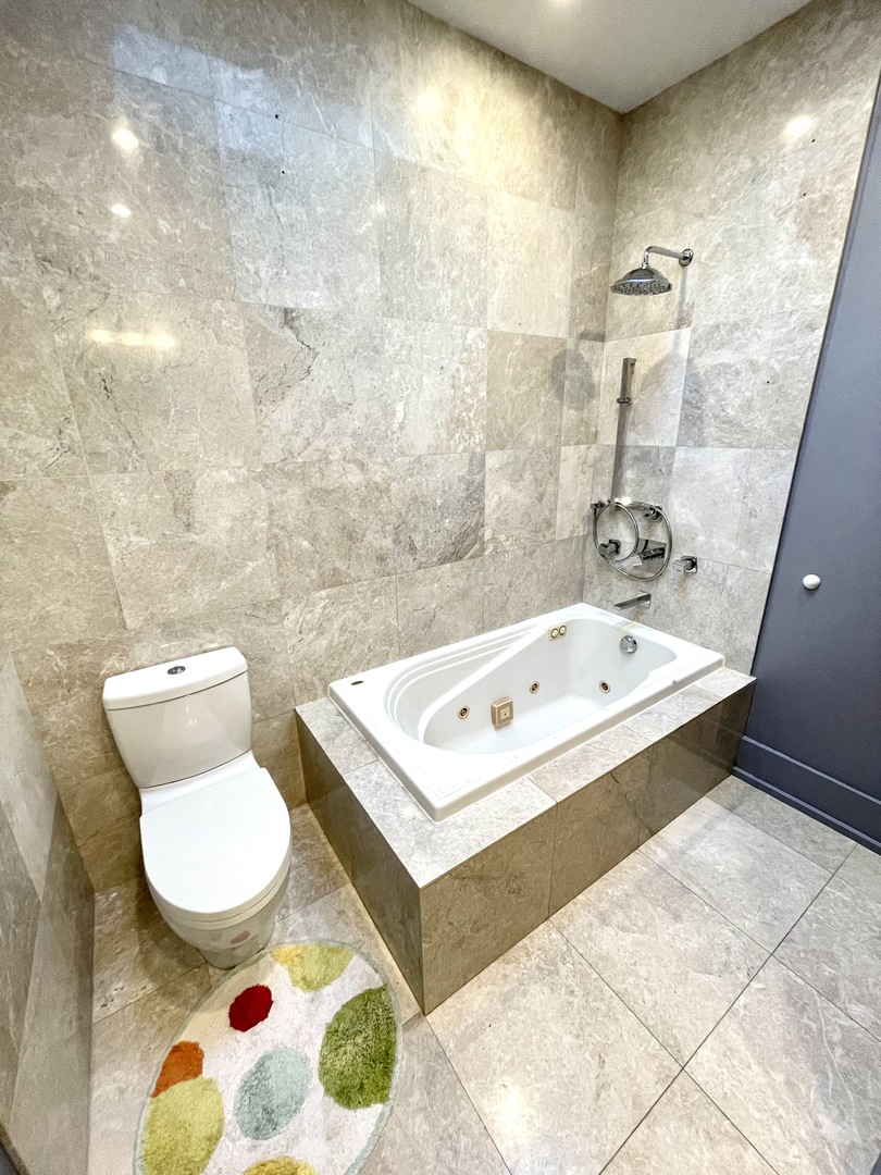 1565 Harding Road Northfield, IL 60093 - Photo 19 of 35 a bathroom with a sink toilet mirror and bathtub