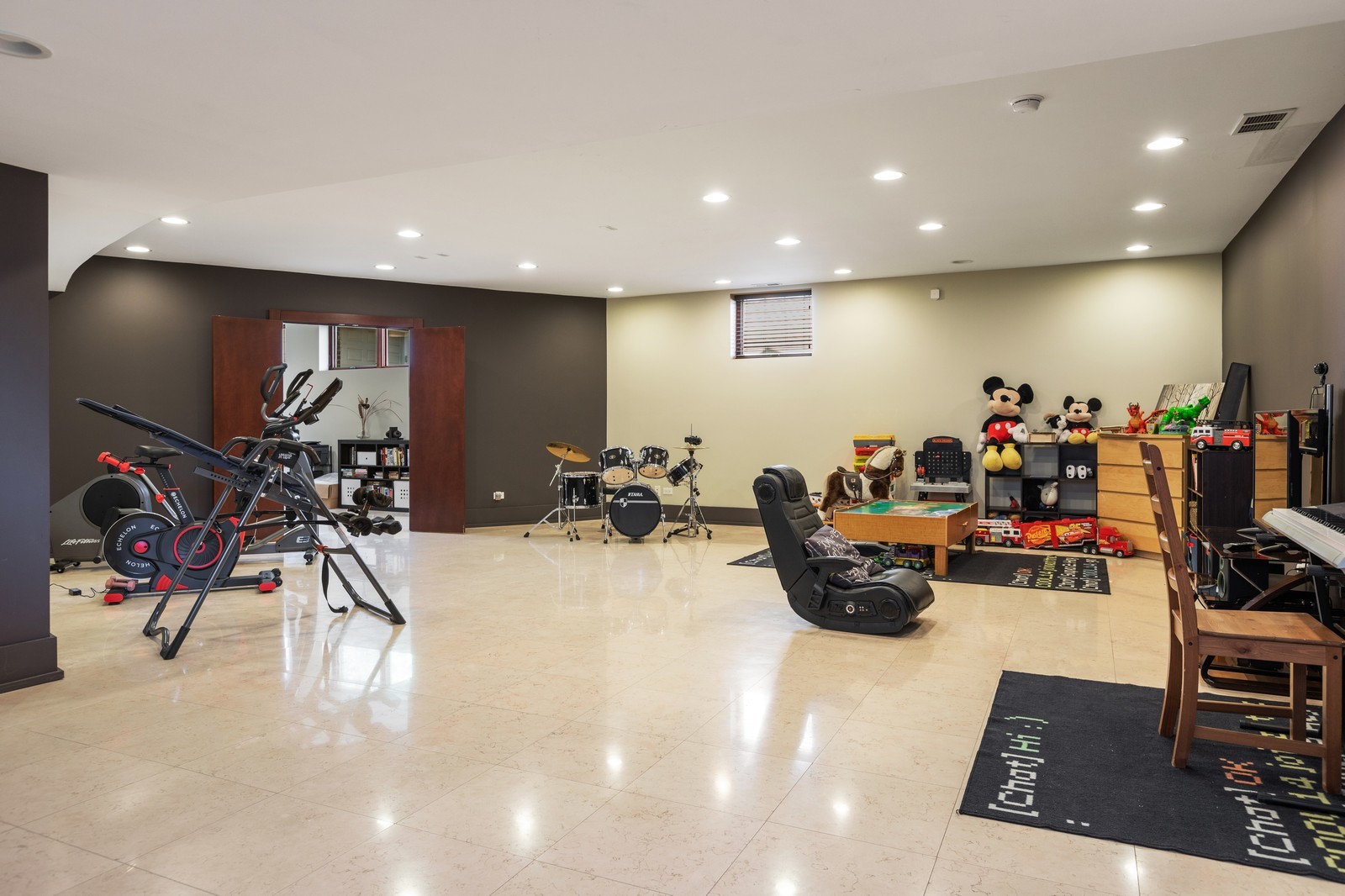 1565 Harding Road Northfield, IL 60093 - Photo 20 of 35 a view of a room with gym equipment