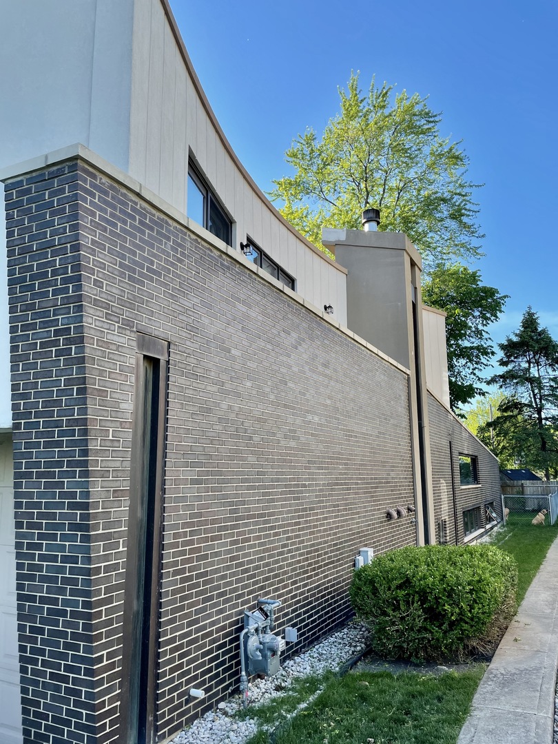 1565 Harding Road Northfield, IL 60093 - Photo 31 of 35 a brick building with a tree in front of it