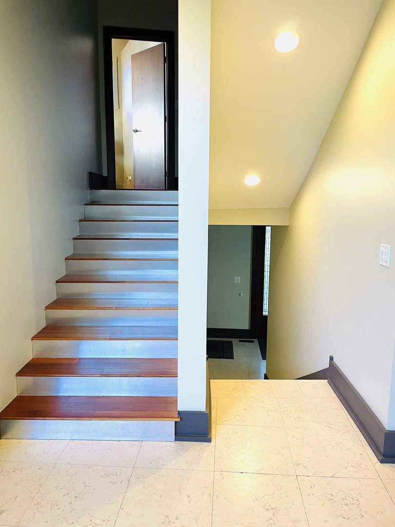 1565 Harding Road Northfield, IL 60093 - Photo 8 of 35 a view of a hallway view with staircase