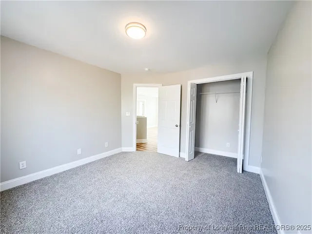 a view of entryway with garden