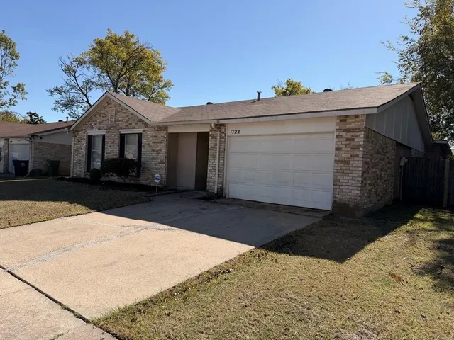 $1,950 | 1722 Dorchester Drive, Arlington, TX 76014