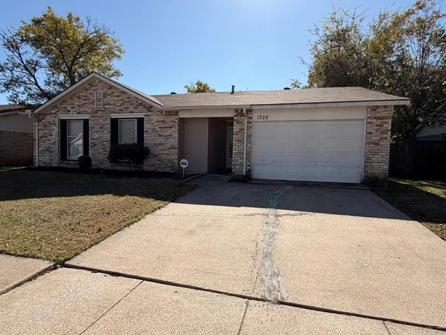 $1,950 | 1722 Dorchester Drive, Arlington, TX 76014