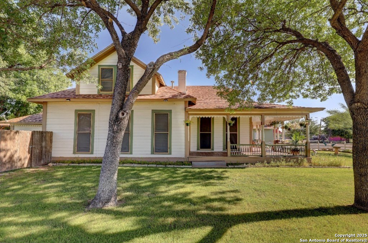 101 North 11th Street Junction, TX 76849 - Photo 3 of 26 front view of a house with a yard