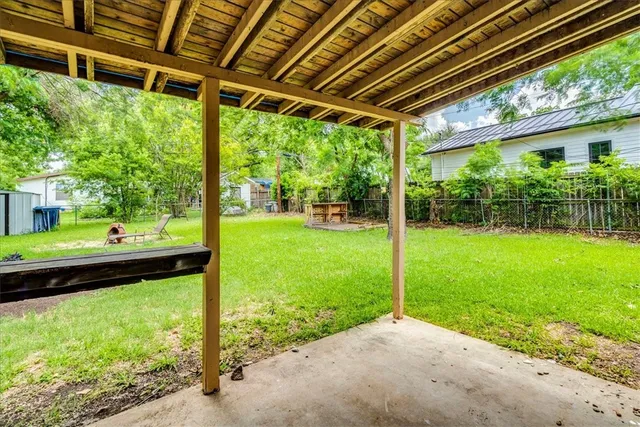 a view of yard with green space