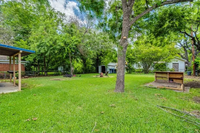 a view of a house with a backyard
