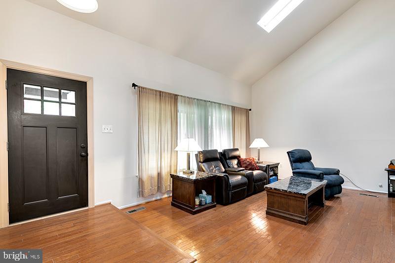 4419 Flintstone Road Alexandria, VA 22306 - Photo 4 of 39 Gallery Image 4