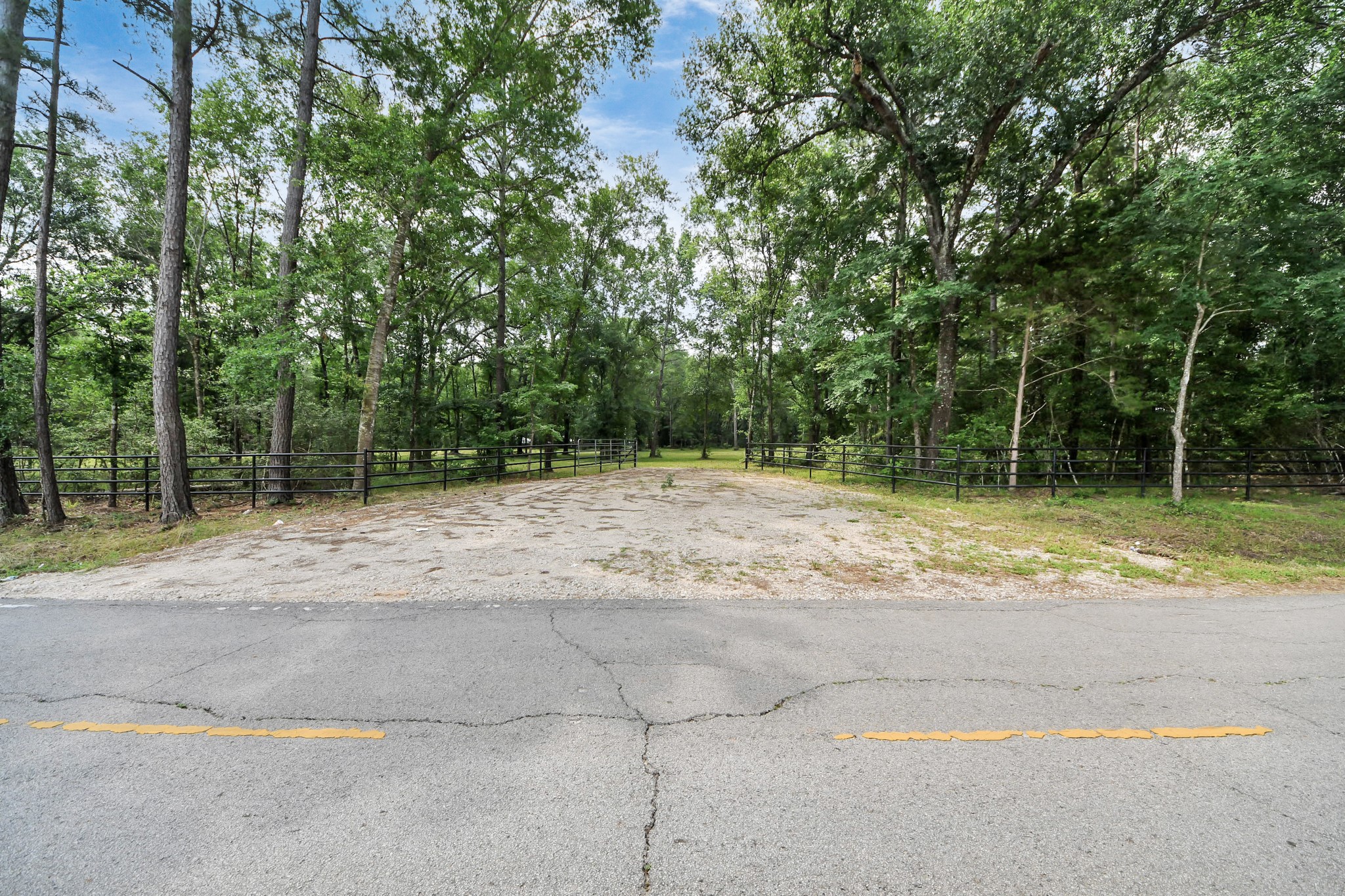 21765 Bailey Grove Road Montgomery, TX 77356 - Photo 14 of 27 a backyard of a house with trampoline
