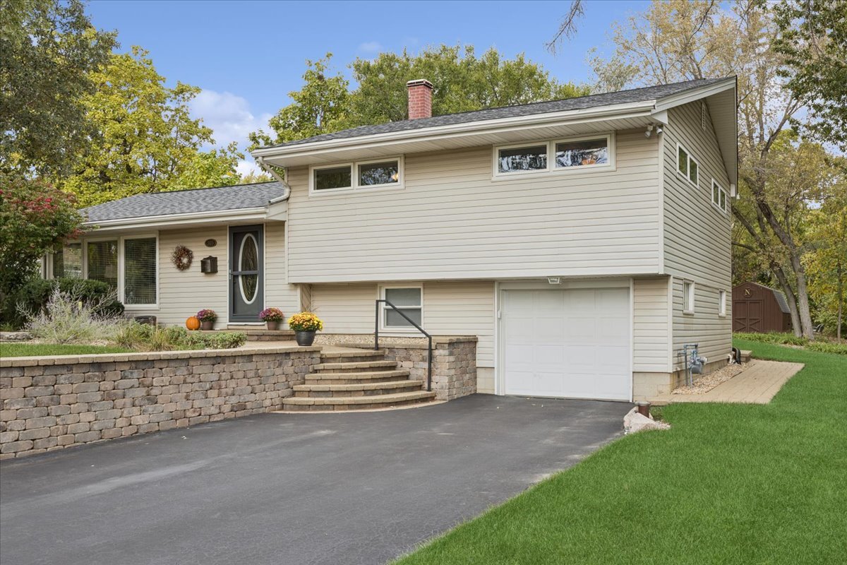 305 Poplar Lane New Lenox, IL 60451 - Photo 2 of 23 a front view of a house with a yard and garage