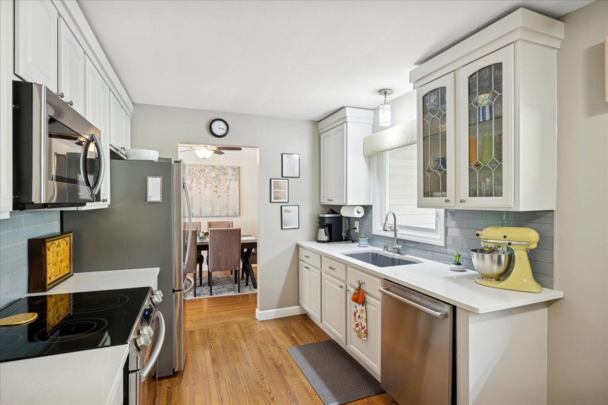 305 Poplar Lane New Lenox, IL 60451 - Photo 6 of 23 a kitchen with a sink stove and cabinets