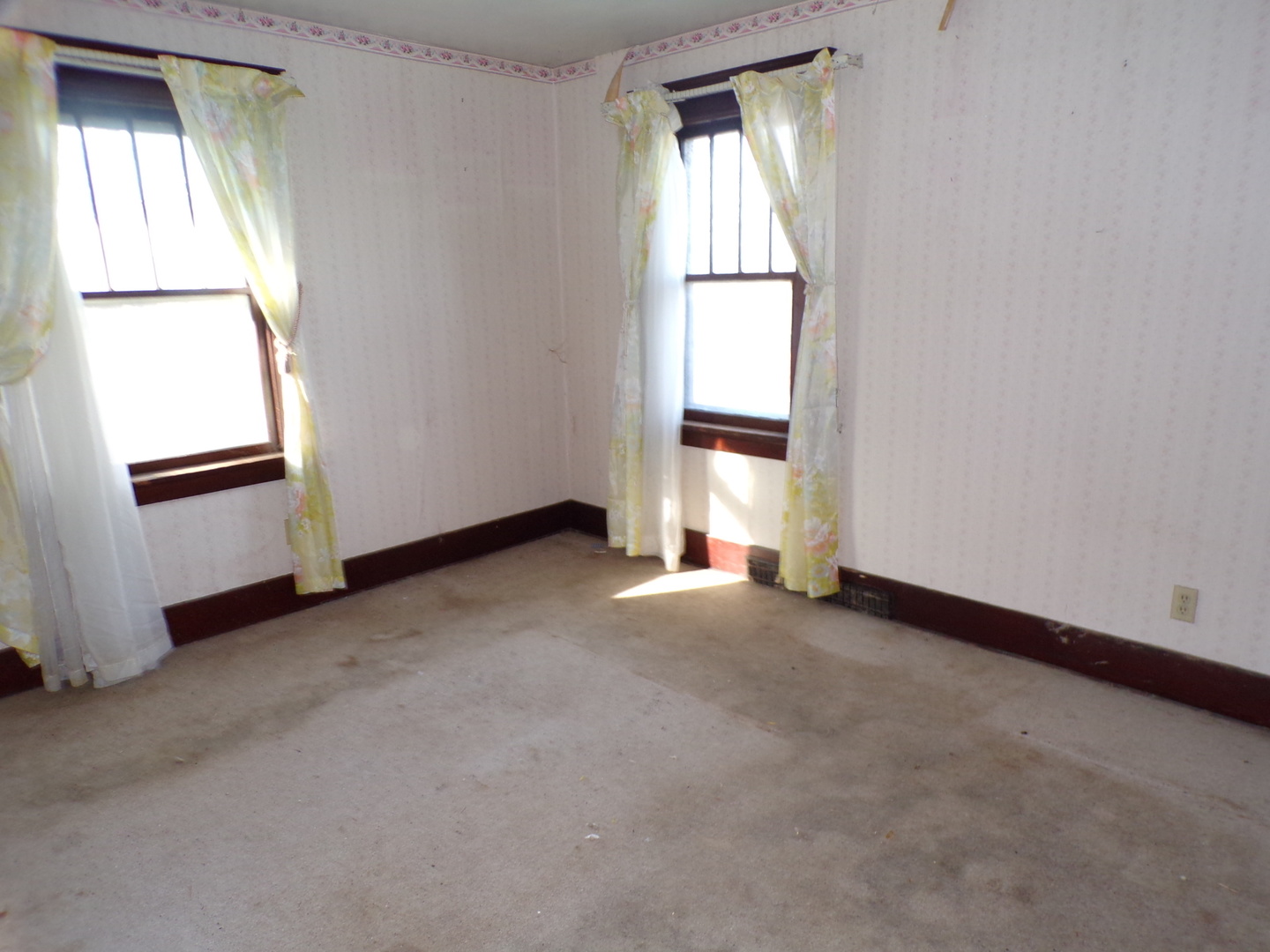 808 East 3rd Avenue Coal Valley, IL 61240 - Photo 7 of 20 an empty room with windows